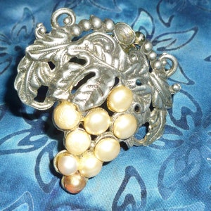 vintage Art Déco Original- Fur Cape Clip-Pin-Broche Large Faux Pearl-bunch de raisins