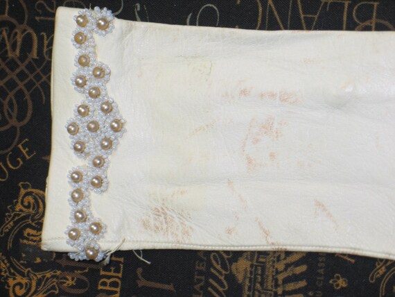 Vintage white Kid Leather Gloves~Faux Pearls size… - image 5