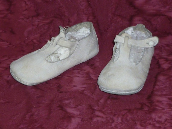 Darling Antique Baby Mary Jane Shoes Vintage Butt… - image 1