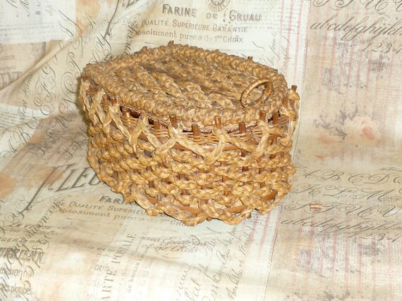 Sweet Antique Sewing Basket Victorian 1800s-1900s Wicker