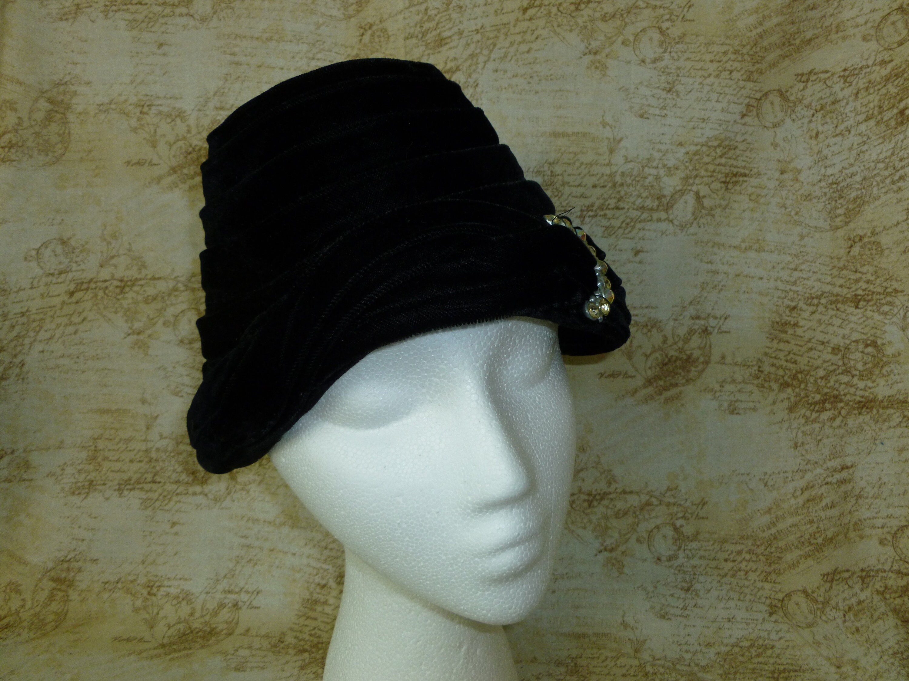 Chic Vintage Black Velvet Hat / Designer Turbin Bee Hive Hat  display picture 1