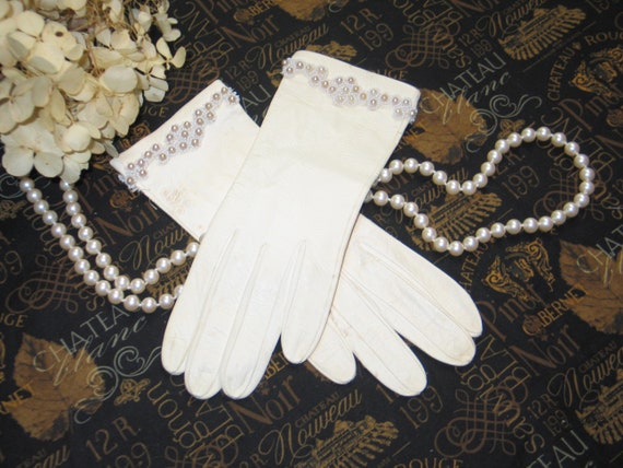 Vintage white Kid Leather Gloves~Faux Pearls size… - image 1