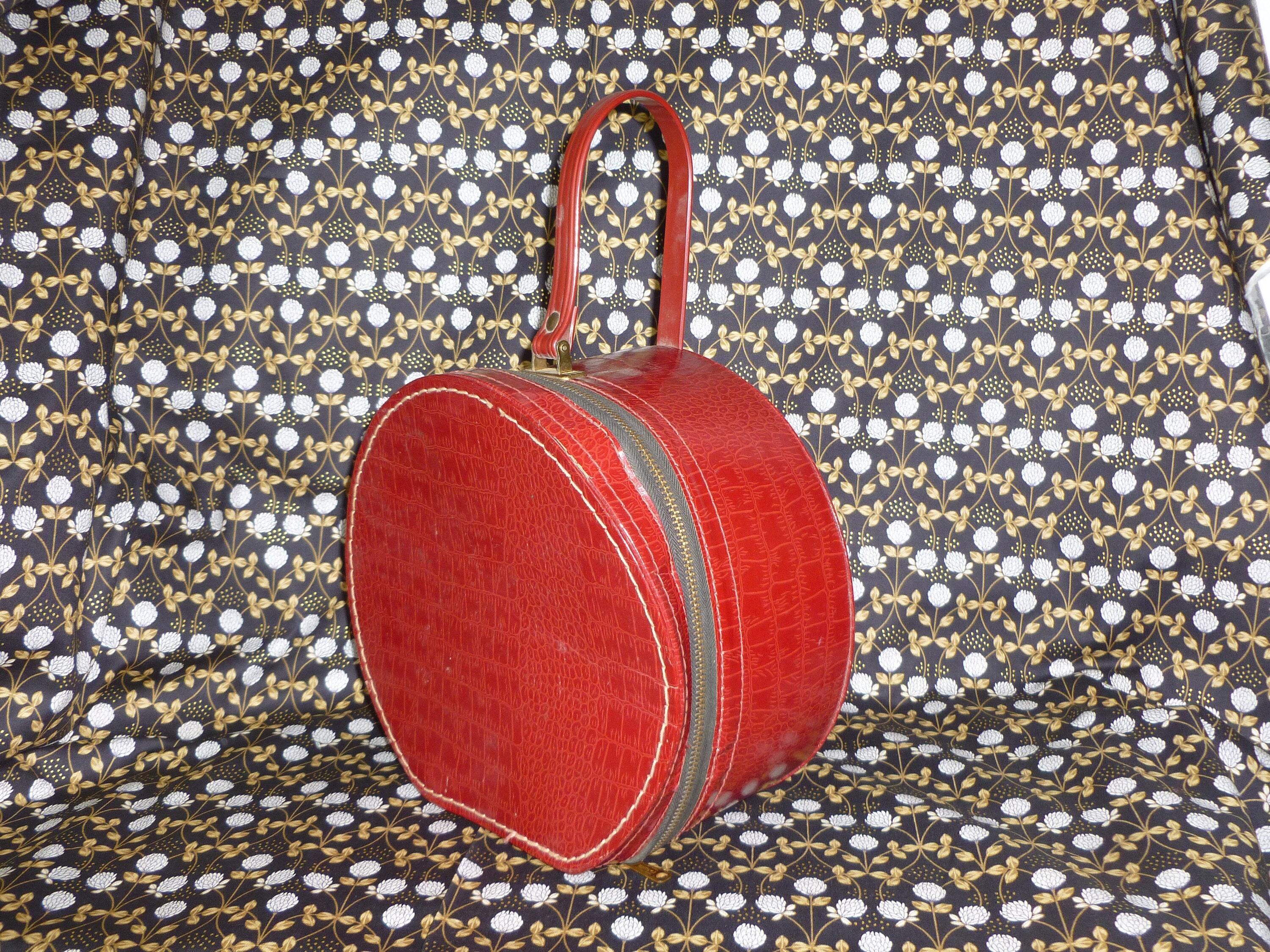 Leather suitcase HOLIDAY red currant ♬ Hand-painted with patina