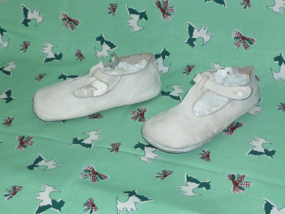 Darling Antique Baby Mary Jane Shoes Vintage Butt… - image 3