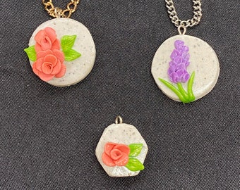 Handgemachte Halskette aus Sculpey Ton mit Blumen Anhänger in der Farbe Rosa oder Lila