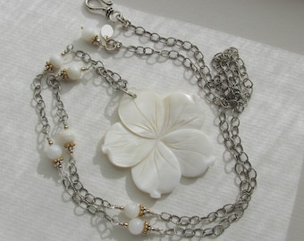 lange Frangipani Plumeria Parelmoer hanger ketting, ruw geoxideerd 925 Sterling Zilver 18 K verguld, gesneden witte schelpbloem