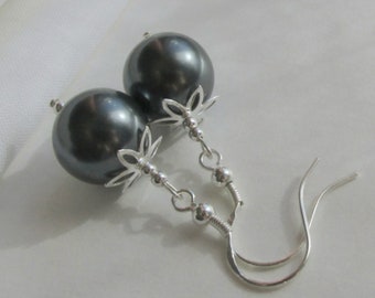 Boucles d'oreilles en perles noires anthracite, boucles d'oreilles en perles de coquillages gris foncé noires, argent sterling 925, noyau de perles en coquillages, calottes florales en rosace de fleurs