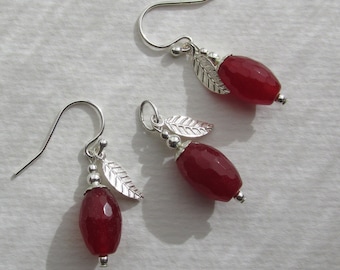 ruby-red Jade earrings pendant set, 925 Sterling Silver, faceted capped gemstones, dark berry-red Jade earrings pendant, floral leaf jewelry