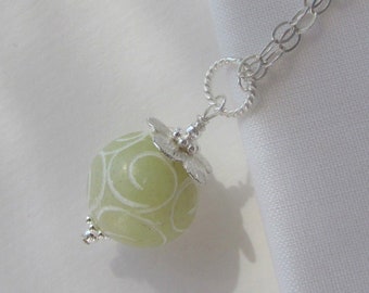 Pendentif en jade floral sculpté, argent sterling 925, grand pendentif avec pierres précieuses coiffées de 14 mm, bijoux en jade vert pâle, déclaration audacieuse, fleur de marguerite