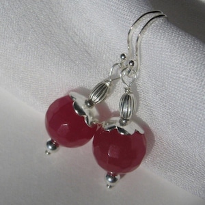 hallon-fuchsia-röda jadeörhängen, 925 sterlingsilver, fasetterade ädelstenar, blompärlhattar, butik stöder räddningsdjur i Spanien