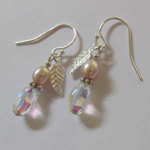 Rosa-mauve örhängen med sötvattenspärla och Aurora Borealis-kvartskristall, 925 sterlingsilver, lövberlocker, butik stöder räddningsdjur