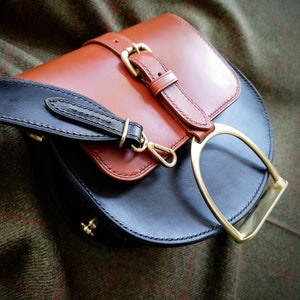 Hunting style saddle bag