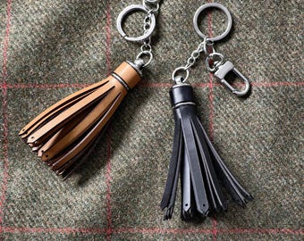 Schlüsselanhänger aus Leder mit Quaste, Taschenanhänger mit Quaste, personalisiertes Geschenk