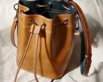 Bolso cubo de cuero hecho a mano, cuero italiano, monedero con cordón, bolso bandolera artesanal, color tostado cosido a mano, hecho en Escocia