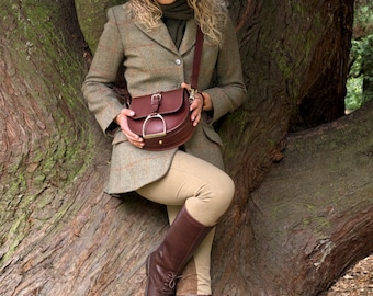 レザーサドルバッグ：真鍮金具付き乗馬用クロスボディバッグ