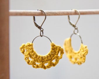 Boucles d'oreilles demi-lune en lin couleur ocre jaune | petit modèle | réalisées au crochet | attaches laiton