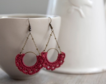 Half-moon Earrings | crocheted | red linen