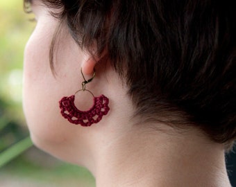 Half-moon Earrings | crocheted | red linen