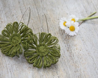 Boucles d'oreilles fleur en lin naturel | vert mousse | fait main | garanties sans nickel