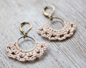 Half-moon Earrings | crocheted | natural linen