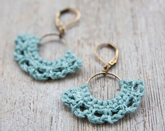 Boucles d'oreilles demi-lune en lin turquoise | petit modèle | réalisées au crochet | attaches laiton