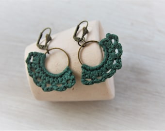 Boucles d'oreilles demi-lune en lin | petit modèle | réalisées au crochet | attaches laiton