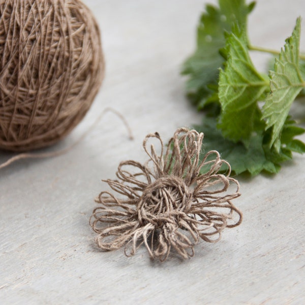 Broche en fibre d'ortie | fleur | decoflor | fibre naturelle