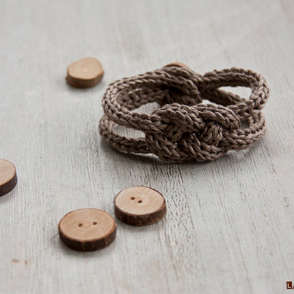 Bracelet de tricotin tressé en lin naturel | Foncé | Bouton en bois