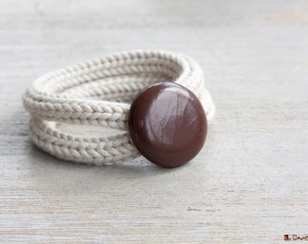 Bracelet deux tours | fibre de coton écru avec bouton vintage | réalisé au tricotin