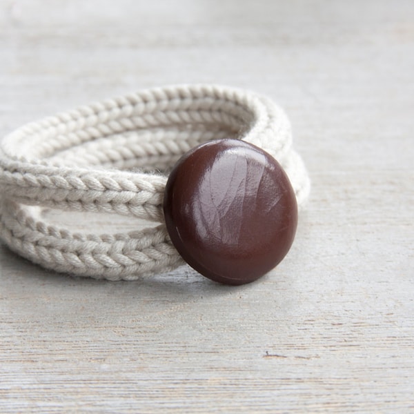 Bracelet deux tours | fibre de coton écru avec bouton vintage | réalisé au tricotin