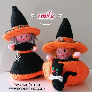 Könnte beinhalten: Zwei handgefertigte gestrickte Halloween-Hexenpuppen. Eine Puppe trägt ein schwarzes Kleid mit Totenkopf-Anhänger, die andere sitzt in einem orangefarbenen Kürbis mit einer schwarzen Katze. Beide Puppen tragen schwarze Hüte mit orangefarbenen Krempen. Das Wort "smile" steht darüber.