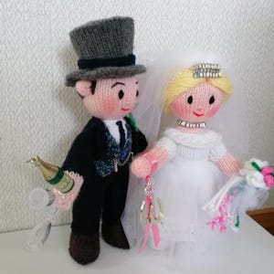 WZÓR 65 – Wzór na robótkę na drutach „Panna młoda i pan młody” autorstwa Elaine Munn
