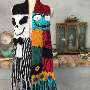 Może przedstawiać: Wełniany szalik z postaciami Jacka Skellingtona i Sally z filmu Koszmar przed świętami. Szalik jest wykonany z czarnej, białej, czerwonej, zielonej, niebieskiej i żółtej przędzy. Ma frędzle na końcach.