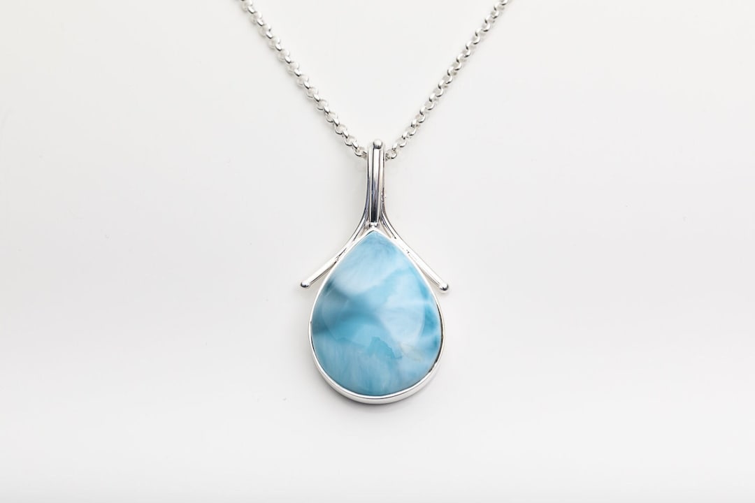 ティアドロップ型ラリマーペンダント：925シルバーのドミニカ産天然石