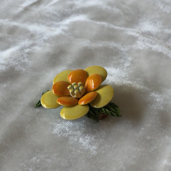 Enamel Groovy Flower Brooch Mustard Orange Metal - image 3