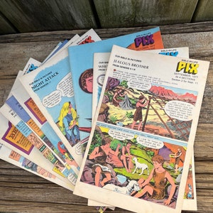 Peut inclure: Une pile de bandes dessinées vintage racontant des histoires bibliques. La bande dessinée du dessus est intitulée "Bible-in-Life Pix" et présente une histoire sur un frère jaloux. Les bandes dessinées sont colorées et illustrées.