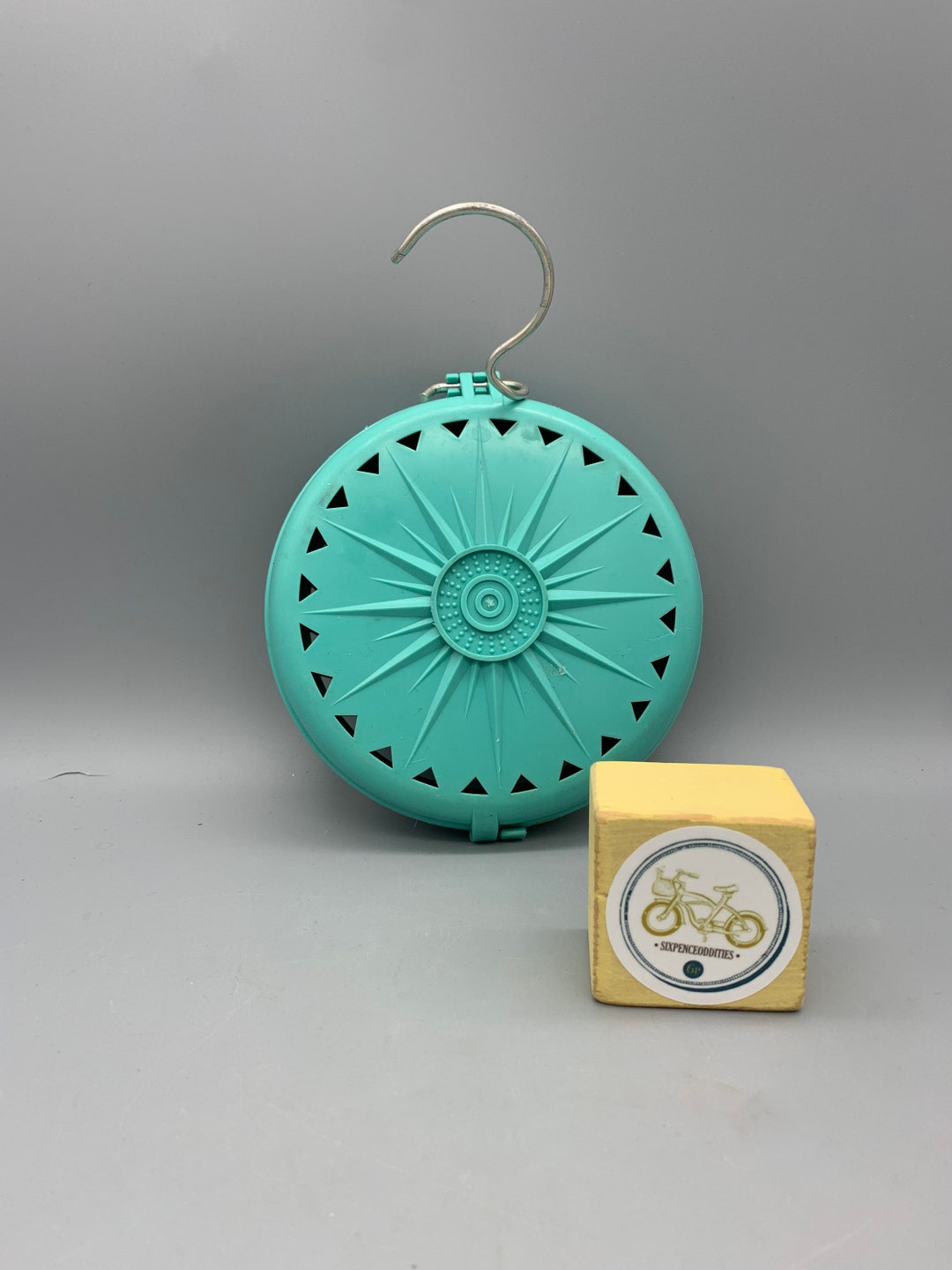 Fuller Brush Company, Round Lattice Air Freshener Hanging Holder, Closet Moth Protection