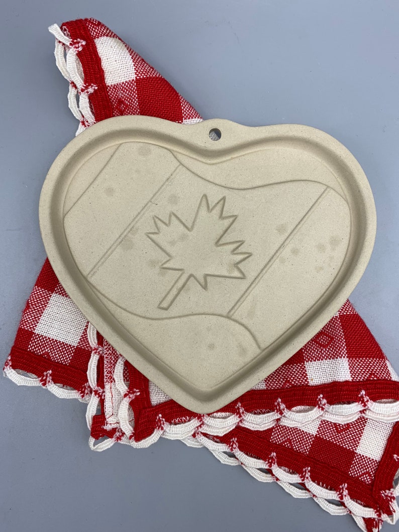 Family Heritage Stoneware The Pampered Chef Canadian Heritage Final Edition Cookie Mold Final Edition 2003 Baking Tool Canada Flag image 9