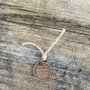 Pendentifs de pièce de monnaie Palestine 1 mil perforés sur carte postale d'art - Sheri Cowan Art pré-ère Nakba porte-clés charm prix comprend un don - cessez-le-feu maintenant