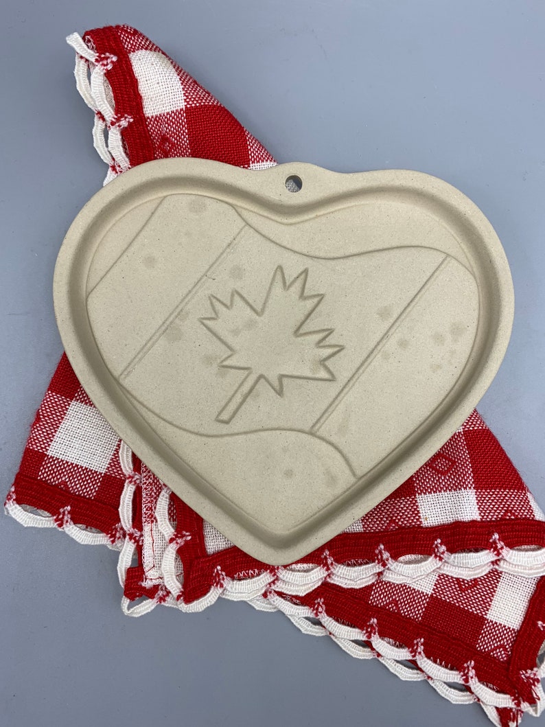 Family Heritage Stoneware The Pampered Chef Canadian Heritage Final Edition Cookie Mold Final Edition 2003 Baking Tool Canada Flag image 1