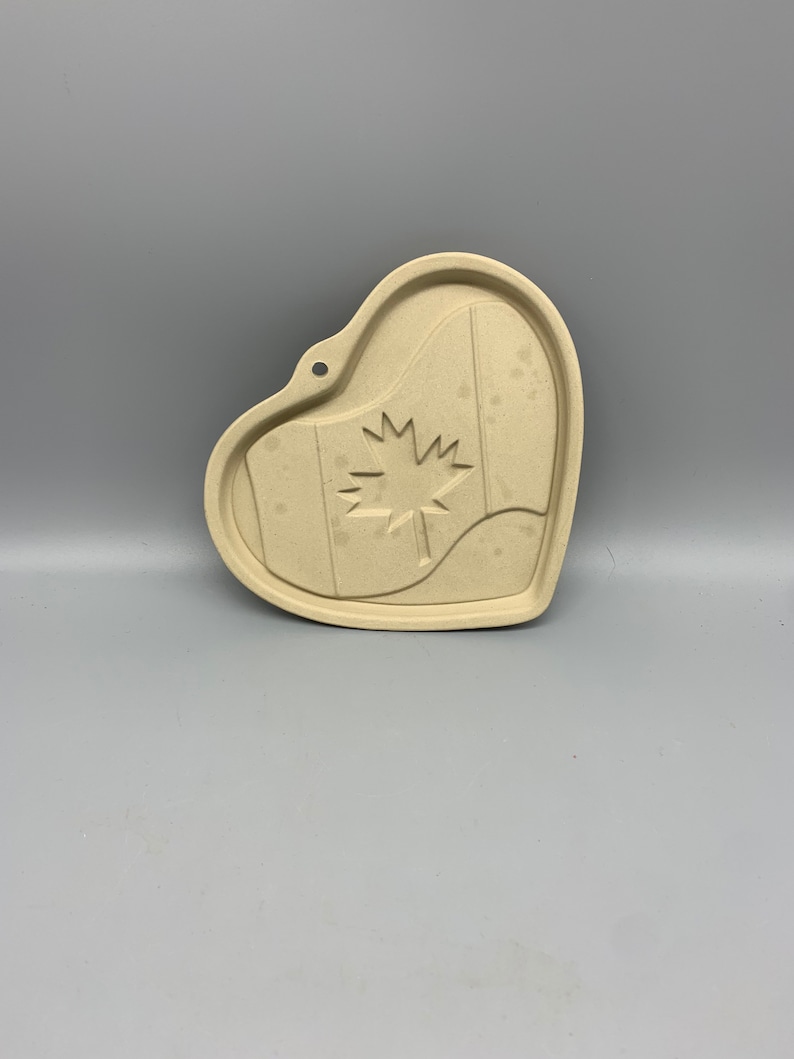 Family Heritage Stoneware The Pampered Chef Canadian Heritage Final Edition Cookie Mold Final Edition 2003 Baking Tool Canada Flag image 2