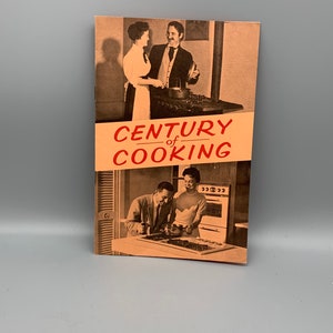Livret Century of Cooking de 1962, publicité et conseils sur la cuisinière à gaz - publié par Union Gas, papier cartonné couleur pêche, Feminist Lit
