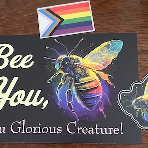 ABEILLE, toi, glorieuse créature - Carte postale avec autocollant abeille arc-en-ciel et autocollant drapeau du progrès assortis - Thème de la fierté, allié, 2ELGBTQIA + LGBT
