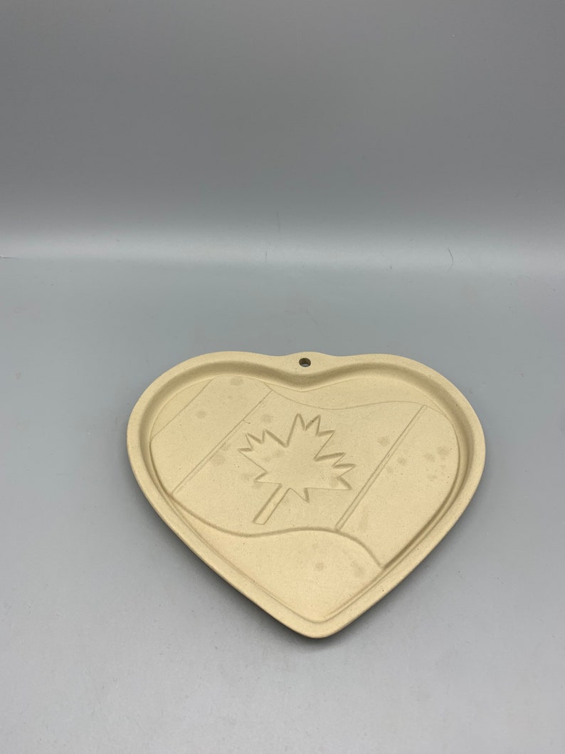 Family Heritage Stoneware The Pampered Chef Canadian Heritage Final Edition Cookie Mold Final Edition 2003 Baking Tool Canada Flag image 5