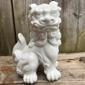 Wit porseleinen foo dog-beeldje, gemaakt in Japan, leeuw, Good Luck Prosperity and Security Fu Dog, foo Lion, enkel figuur, naar rechts
