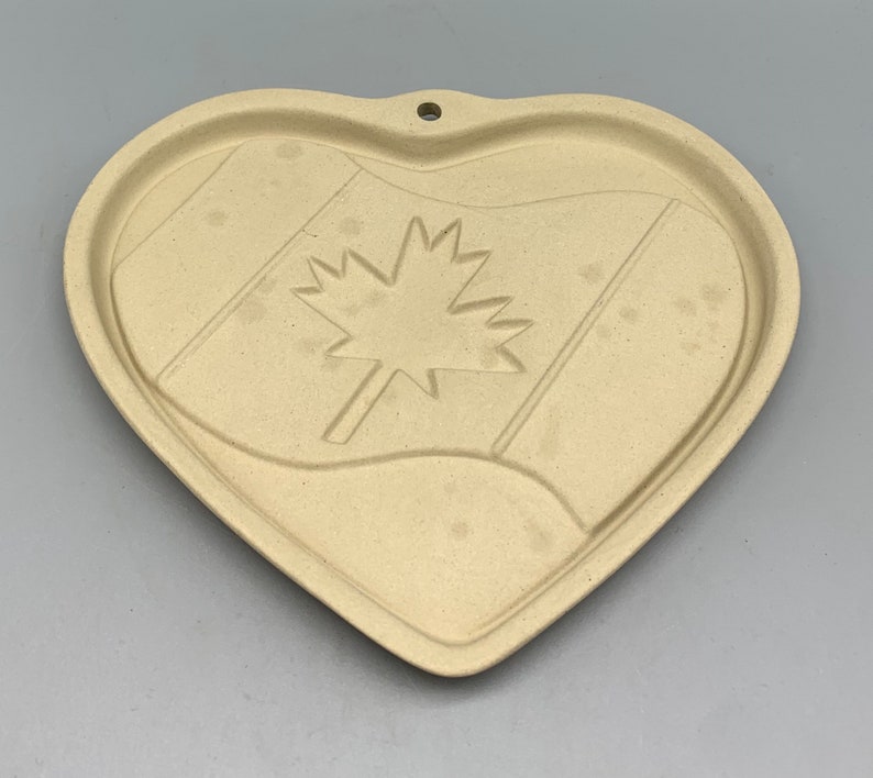 Family Heritage Stoneware The Pampered Chef Canadian Heritage Final Edition Cookie Mold Final Edition 2003 Baking Tool Canada Flag image 10