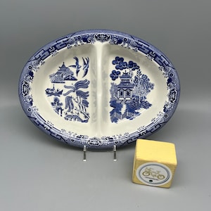 Peut inclure: Un plat de service divisé avec un motif de saule bleu et blanc. Le plat est de forme ovale et comporte deux sections.