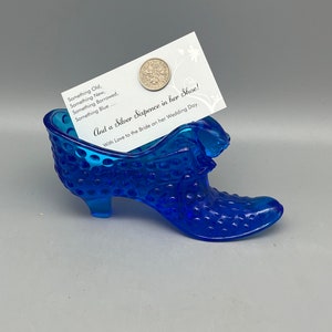 Chaussure à clous en verre bleu Fenton avec tête de chat et six pence en argent dans sa chaussure Carte souvenir Momento - Cadeau nuptiale pour la mariée - Porte-bonheur