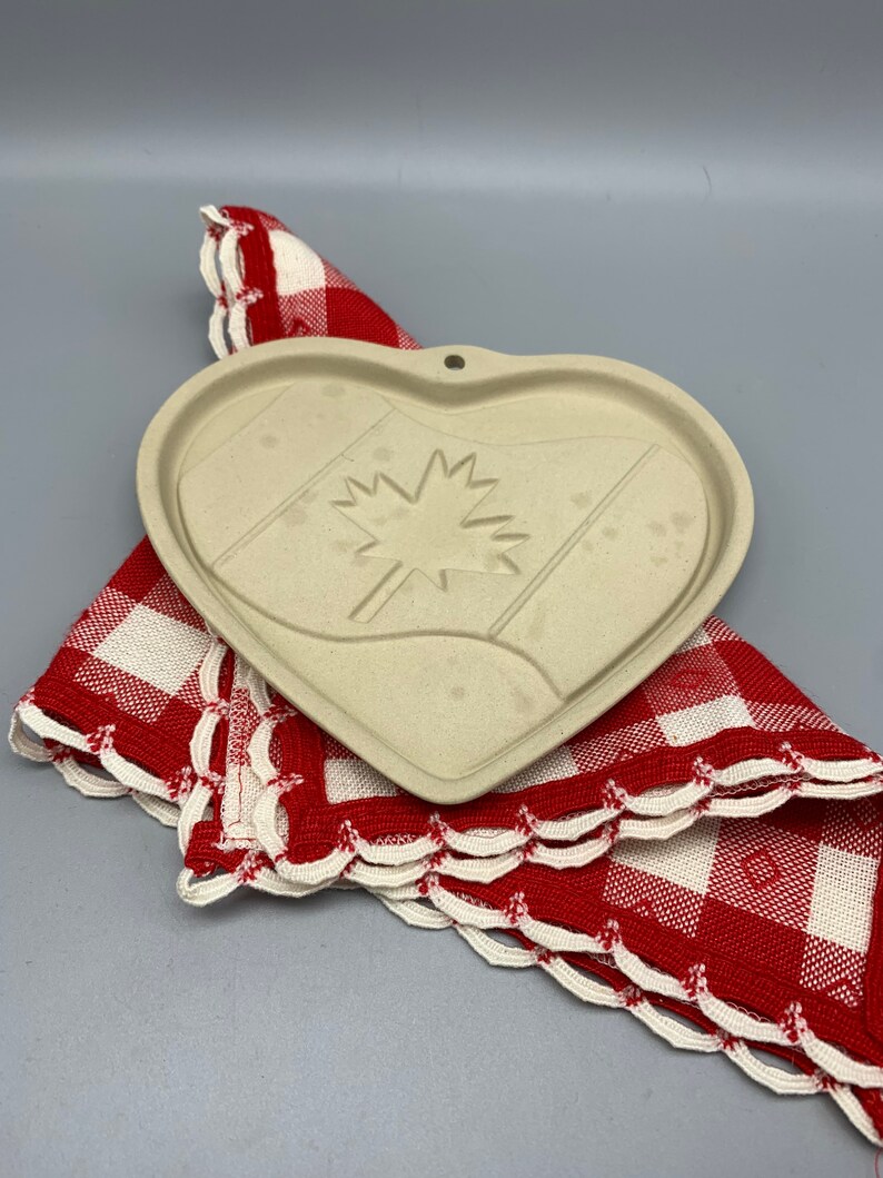 Family Heritage Stoneware The Pampered Chef Canadian Heritage Final Edition Cookie Mold Final Edition 2003 Baking Tool Canada Flag image 7