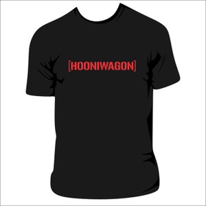 Puede incluir: Camiseta negra con el texto "[HOONIWAGON]" impreso en rojo en la parte delantera.